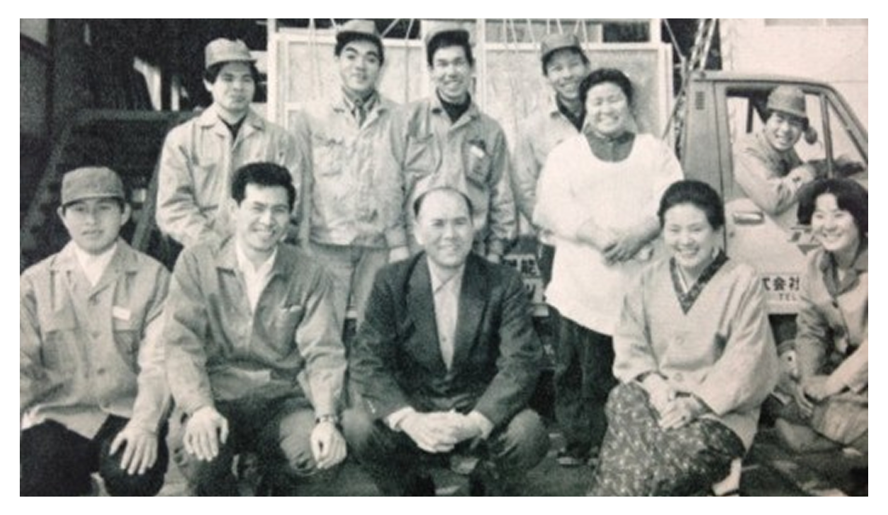 アルミサッシ事業を本格的に開始し、1974年には現在の牛川通2丁目へと社屋を移転します。1985年には2代目・高橋英昭が代表に就任し、1990年には社名を現在の「ティージー株式会社」へと改称。新たなステージに歩を進めました。