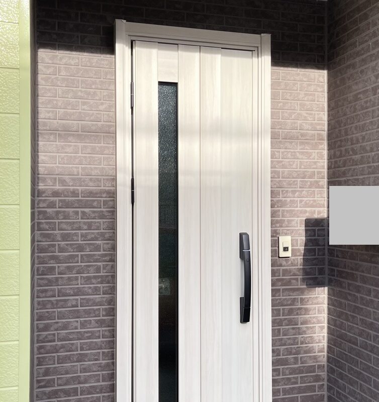 豊川市にて玄関ドアをリフォームしました。