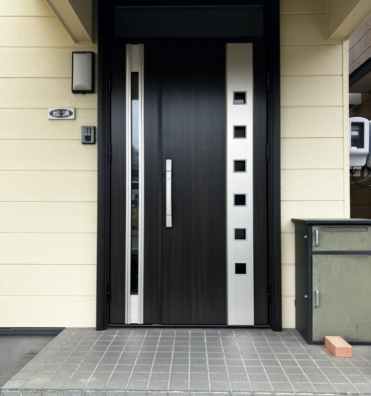 豊橋市で古くなった玄関ドアをリフォームしました。