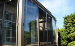 サンルームの台風対策!窓ガラスや雨戸はどうする?