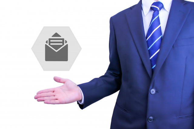 封筒のイメージとビジネスマン