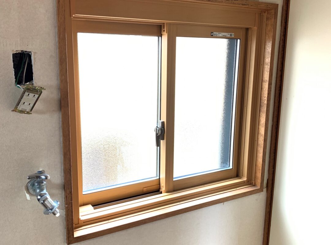 豊橋市で脱衣所のルーバー窓からのすきま風を解消するため断熱性の高い窓にリフォーム