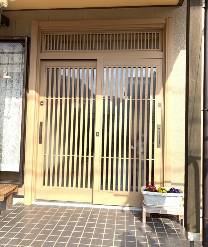 色あせてしまった玄関引戸を１日でかんたんリフォーム　豊橋市