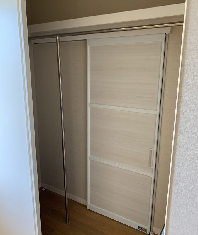 豊橋市で壁紙の貼り替え、室内引戸の取付工事がありました