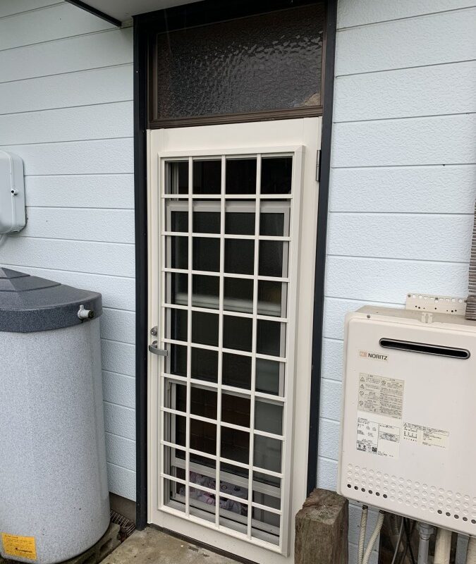 豊橋市で勝手口ドアを通風タイプのドアに取替しました